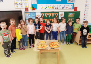 23 Zdjęcie grupowe z upieczoną pizzą